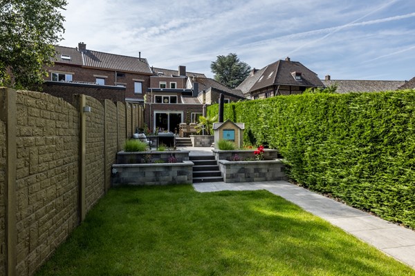 Foto - Verkocht: Unieke karakteristieke instapklare hoekwoning met maar liefst 235 m2 wonen én een vrij uitzicht op het groen in Simpelveld.